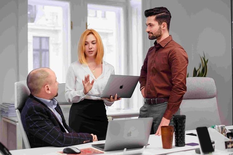 What Does an HR Manager Do on a Daily Basis